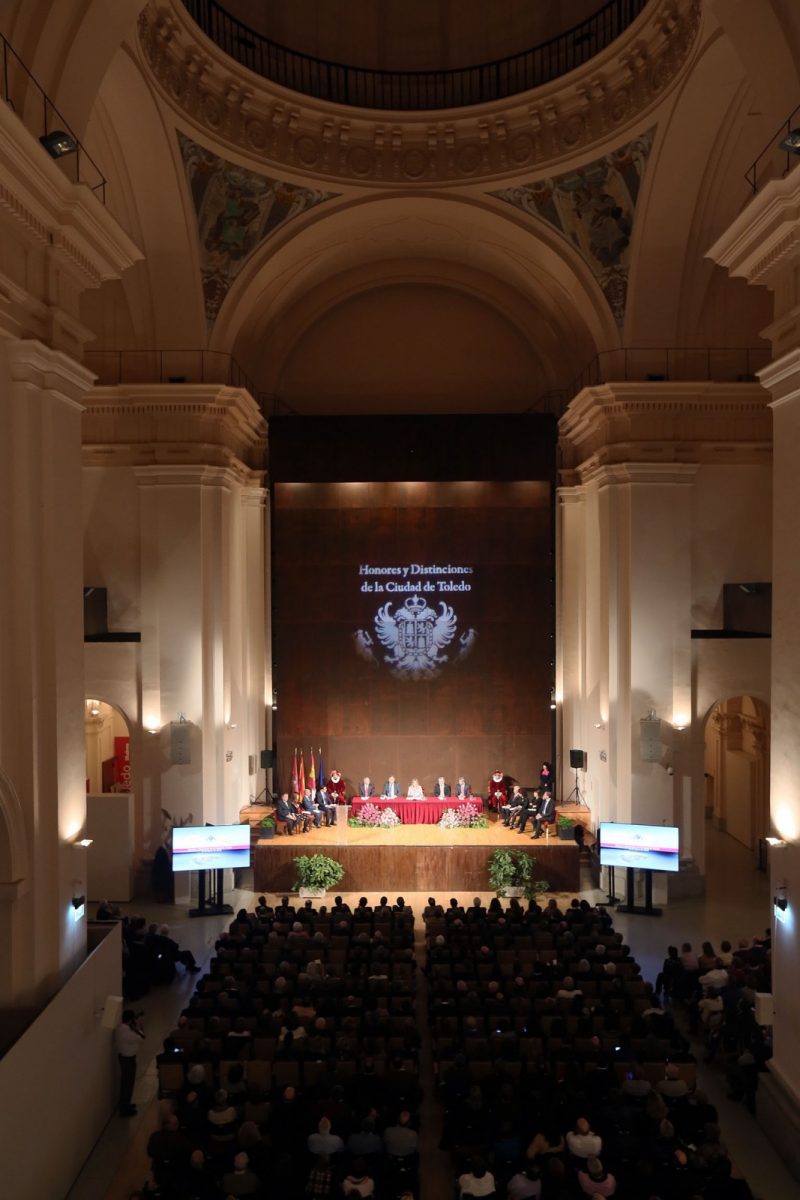 https://www.toledo.es/wp-content/uploads/2018/01/12_medallas_honores_toledo-800x1200.jpg. Toledo, el día de su patrón, “puede sentirse orgullosa de ser una ciudad que avanza, crece y mira al futuro con optimismo”