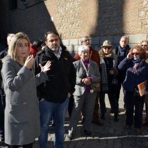 a alcaldesa muestra el apoyo del equipo de Gobierno a los pensionistas y jubilados concentrados en el Ayuntamiento