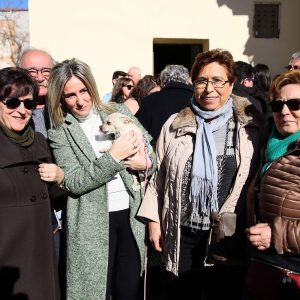 a alcaldesa acompaña a los vecinos del barrio de San Antón y participa en los actos para celebrar al patrón de los animales