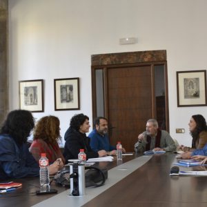 l experto Marco Marchioni se reúne con miembros del Gobierno local para abordar el proyecto de intervención social del Polígono