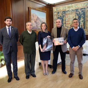 a alcaldesa se reúne con la Hermandad de la Virgen del Valle para conocer sus proyectos y los actos de la romería del 1 de mayo