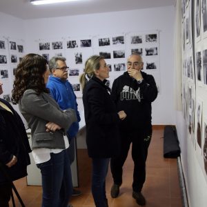 a alcaldesa visita la II Exposición Fotográfica Retrospectiva del Poblado Obrero organizada por la Asociación de Vecinos del barrio 