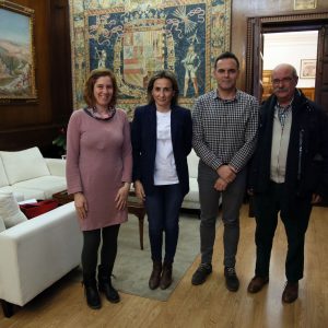 a alcaldesa se reúne con miembros de Río Chico y del colegio Valparaíso para conocer las necesidades de los vecinos del barrio