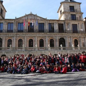 ilagros Tolón recibe a un grupo de escolares del Colegio Infantes que han conocido el funcionamiento del Consistorio