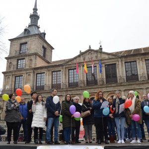 a creación de unidades oncológicas pediátricas marca el acto del Día Internacional del Niño con Cáncer en la plaza del Ayuntamiento