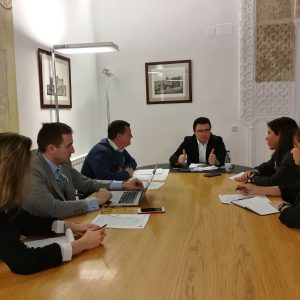 l Gobierno local presenta las bases reguladoras de la línea de ayudas al comercio tradicional a la Cámara y a Fedeto