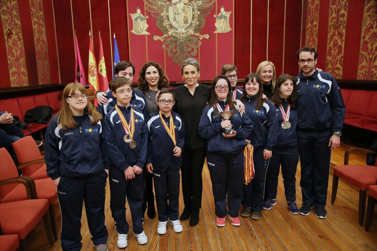 https://www.toledo.es/wp-content/uploads/2018/03/02_encuentro_down_toledo-1200x800.jpg. Milagros Tolón recibe en el Ayuntamiento al equipo de natación de Down Toledo tras lograr 9 medallas en el Campeonato de España