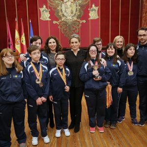 ilagros Tolón recibe en el Ayuntamiento al equipo de natación de Down Toledo tras lograr 9 medallas en el Campeonato de España