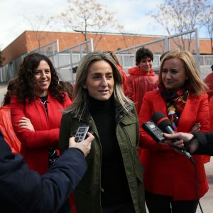 a alcaldesa anuncia la apertura los fines de semana del pabellón de la Legua para los equipos escolares y clubes del barrio