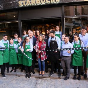 a alcaldesa valora la generación de empleo en el Casco durante la inauguración del primer Starbucks de la región en Toledo