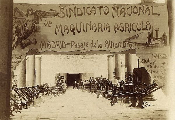 08 - Sección de Máquinas - Arados y otros utensilios presentados por el Sindicato Nacional de Maquinaria Agrícola (Madrid)