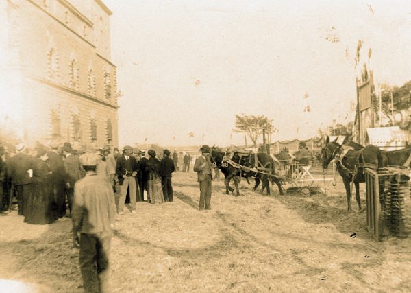 26 - Prueba de trilla en el exterior del hospital Tavera el 23 de agosto de 1909