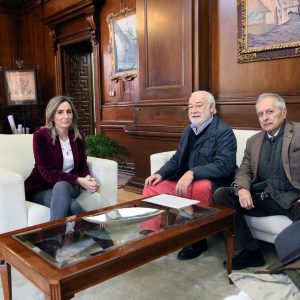 a alcaldesa agradece a Rodolfo Box sus cuatro años al frente de la Cofradía Internacional de Investigadores como prioste primero