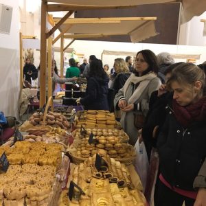 ás de 350 personas participan este fin de semana en los talleres de repostería de la III Feria del Dulce celebrada en San Marcos