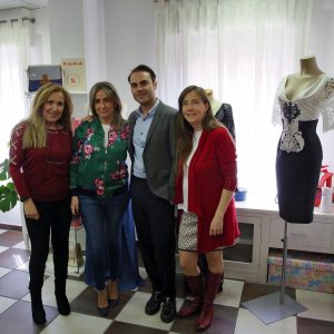 a alcaldesa conoce la colección del diseñador Ion Fiz en el atelier toledano de Rakel López