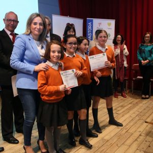 a alcaldesa participa en la entrega de diplomas a los escolares del Colegio Divina Pastora que se han formado en primeros auxilios