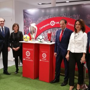 l Ayuntamiento respalda la presentación de la Copa de la Liga Santander que podrá visitarse en Toledo hasta el día 6 de abril