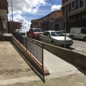 l Ayuntamiento da respuesta a una demanda vecinal y sustituye cuatro escalones por una rampa en la Avda. de Santa Bárbara, 65