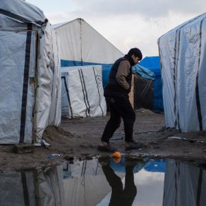 enegar los servicios a los migrantes en Calais viola los derechos humanos