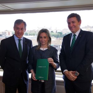 a alcaldesa recibe la Memoria de Caja Rural Castilla-La Mancha y destaca la gestión “prudente” y el compromiso de la entidad