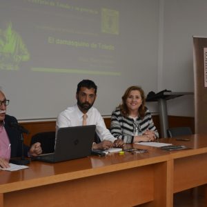 l Gobierno respalda la conferencia del damasquinador Óscar Martín Garrido y destaca su papel como embajador de Toledo