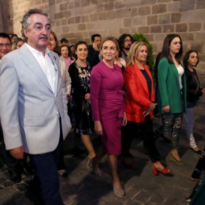 a alcaldesa encabeza la Corporación municipal que acompaña al pertiguero en la inauguración de la Carrera Procesional del Corpus