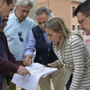 a alcaldesa supervisa las obras de la plaza pública que dará continuidad al recorrido Palacio Congresos-Estación de Autobuses