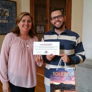 l ganador del concurso ‘Toledo Enamora 2018’ recoge en el Ayuntamiento el cheque para asistir a una Cena a Ciegas