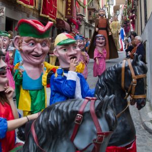 a Semana Grande continúa este miércoles con la ofrenda floral, la Tarasca, los gigantones, y la inauguración de la carrera procesional