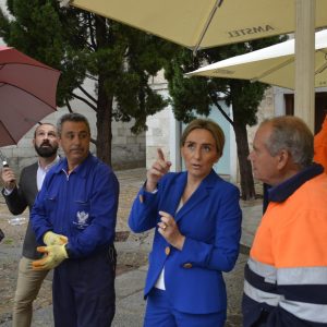 ilagros Tolón supervisa la reparación de los daños causados por la lluvia y el viento en la carrera procesional del Corpus Christi