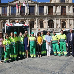 a alcaldesa presenta la Escoba de Platino, fruto del civismo de los toledanos y el esfuerzo de los trabajadores del servicio de limpieza