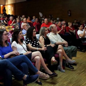 ilagros Tolón asiste en la sala Thalía del Polígono al festival fin de curso organizado por el Centro Municipal de Mayores del barrio
