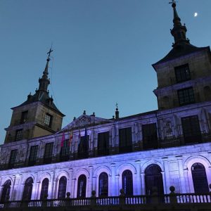 a fachada del Ayuntamiento se tiñe de azul con motivo del Día Mundial del Refugiado que se conmemora este miércoles 20 de junio