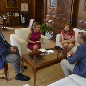 a alcaldesa de Toledo repasa con la Asociación de Hostelería los asuntos que afectan a los profesionales del sector turístico