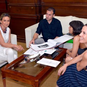 a alcaldesa de Toledo, Milagros Tolón, mantiene una reunión con el Club Esgrima de Toledo y analiza posibles usos de San Lázaro