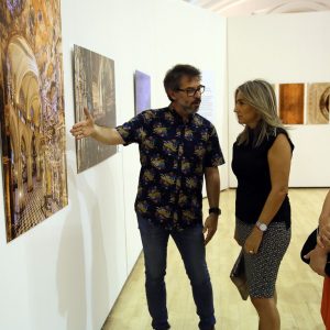 a alcaldesa inaugura en el centro cultural San Marcos la exposición “Fotografías de Toledo”, de David Blázquez