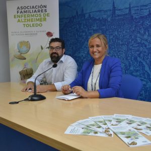 a Asociación de Familiares de Enfermos de Alzheimer agradece a la alcaldesa su implicación y la reconoce como ‘socia honorífica’
