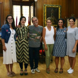 a alcaldesa se interesa por la actividad cultural de la iniciativa Matadero LAB en un encuentro con los impulsores del proyecto