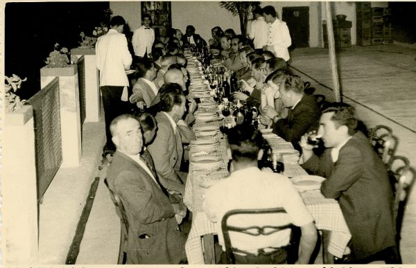 MMH-021-Firma del convenio colectivo de la Construcción en el restaurante Chirón_15-07-1961 - Fot Flores