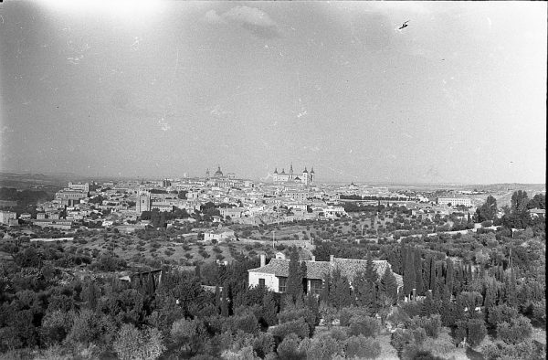 MMH-052-Vista de Toledo desde un cigarral_20-09-1963 - Foto Nieto