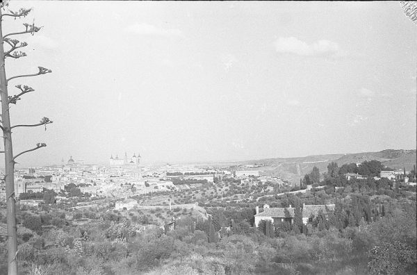 MMH-054-Vista de Toledo desde un cigarral_20-09-1963 - Foto Nieto