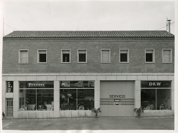 MMH-082-Exterior de los talleres Calvo en la carretera de Madrid_ca 1973 - Fot Flores