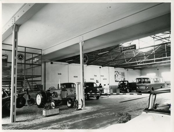 MMH-084-Interior de los talleres Calvo en la carretera de Madrid_ca 1973 - Fot Flores