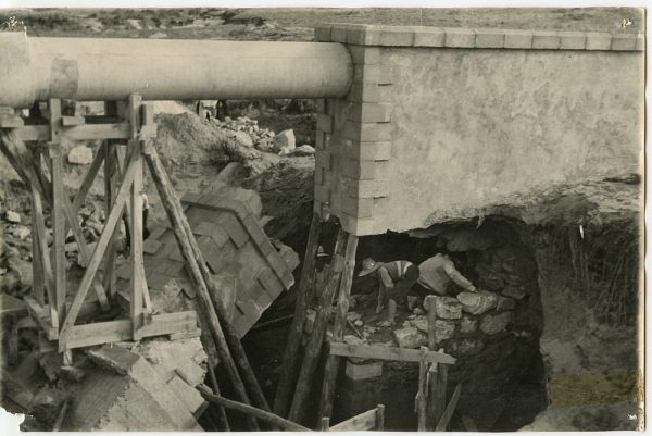 MMH-086-Obras en un pilar en el sifón del canal de aguas del Torcón_Septiembre de 1952