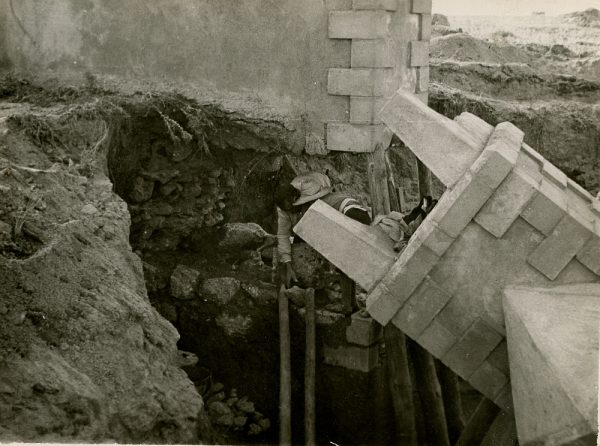 MMH-094-Obras en un pilar en el sifón del canal de aguas del Torcón_Septiembre de 1952