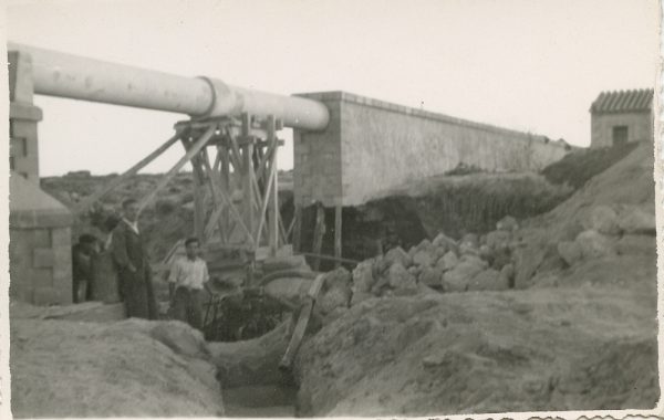 MMH-108-Obras en un pilar en el sifón del canal de aguas del Torcón_Septiembre de 1952