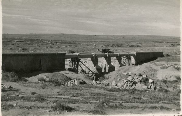 MMH-112-Obras en un pilar en el sifón del canal de aguas del Torcón_Septiembre de 1952