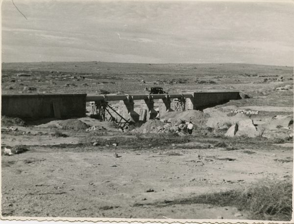MMH-113-Obras en un pilar en el sifón del canal de aguas del Torcón_Septiembre de 1952