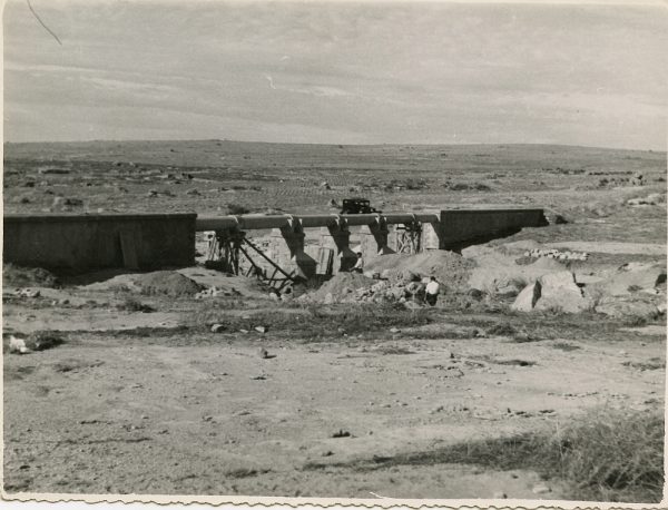 MMH-113-Obras en un pilar en el sifón del canal de aguas del Torcón_Septiembre de 1952