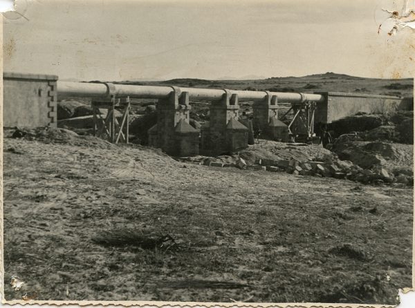 MMH-114-Obras en un pilar en el sifón del canal de aguas del Torcón_Septiembre de 1952